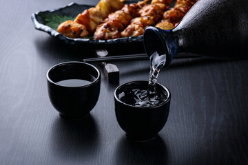 日本酒を注ぐ