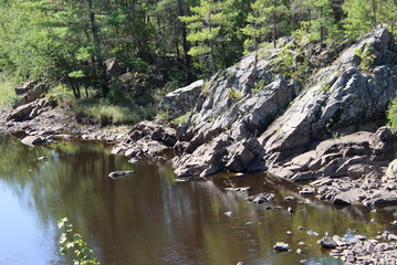 Obraz na płótnie Canvas rocky cliff by the water