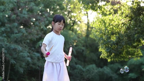 秋の公園でシャボン玉を遊んでいる可愛い子供 Wall Mural Zheng Qiang 秋の公園でシャボン玉を遊んでいる可愛い子供 Wall Mural Zheng Qiang
