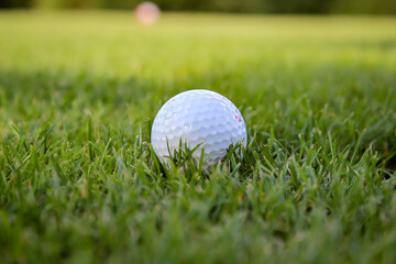Impressionen vom Golfplatz. Golf der Sport der Konzentration und Technik.