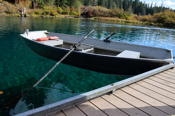 Obraz premium Floating Boat at Clear Lake