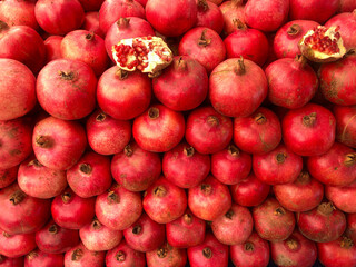 marketing and presentation of healthy and organic pomegranate fruit