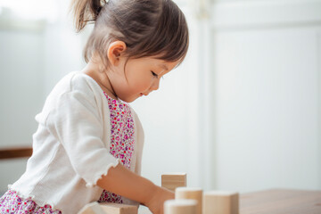 積み木で遊ぶ日本人女の子