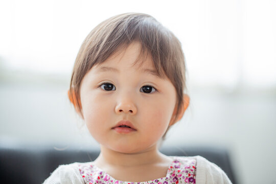 見つめる日本人女の子