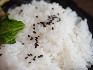 お弁当に入った冷たいご飯のクローズアップ。
