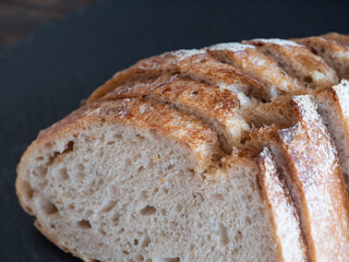 ライ麦粉を使ったフランスパンのクローズアップ。