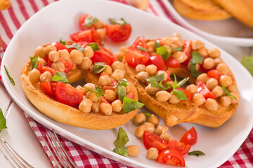 Friselle with tomatoes and chickpeas. 