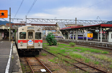 Obraz premium 鉄道弘南鉄道・大鰐線大鰐駅とJR大鰐温泉駅