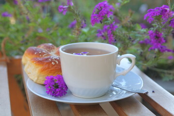Obraz na płótnie Canvas cup of coffee and croissant
