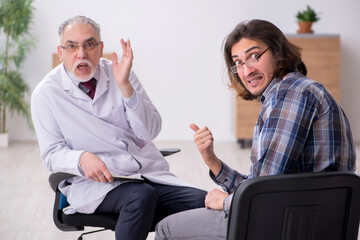Obraz premium Doctor visiting patient in the hospital