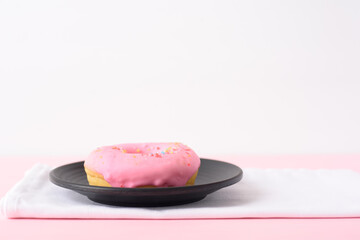 Obraz na płótnie Canvas Delicious sweet donut on white background