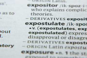 Obraz premium Word or phrase Expostulate in a dictionary.