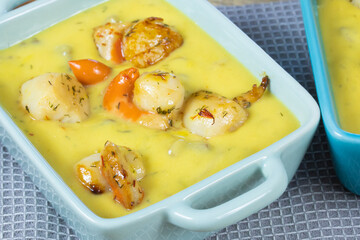 saint-jacques cuisiné avec une sauce safran