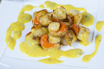 saint-jacques cuisiné avec une sauce safran
