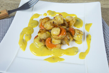 saint-jacques cuisiné avec une sauce safran