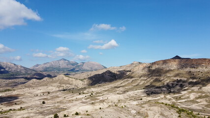 Cielo Con Nubes sobre amplio Valle con sol radiante