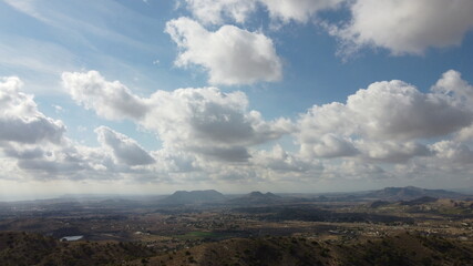 Cielo Con Nubes sobre amplio Valle con sol radiante