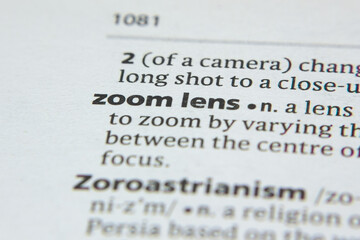 Obraz premium Word or phrase Zoom Lens in a dictionary.