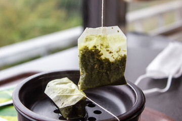 お茶のティーバッグ　green tea bag　（背景にマスク）