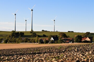 Eine Windkraftanlagedicht am dem kleinen Dorf Treppendorf in Thüringen - Stehen Windräder zu nahe...