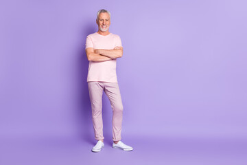 Obraz premium Photo of confident grandpa folded hands wear pink pants t-shirt sneakers isolated purple color background