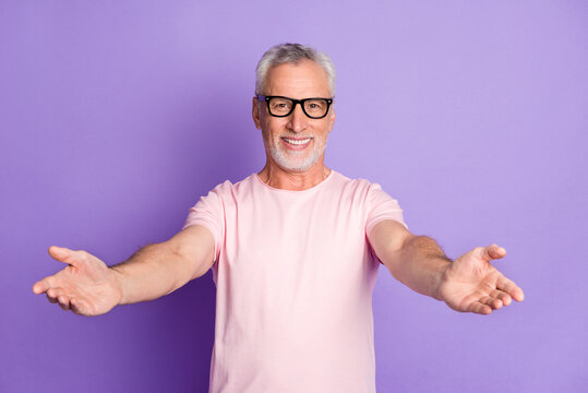 Photo of retired grandfather raise arms you inviting gesture wear spectacles pink t-shirt isolated purple color background