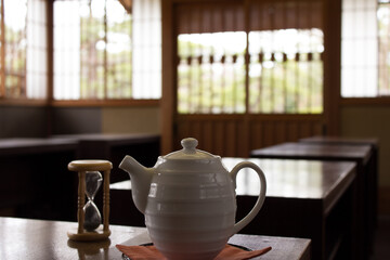 日本庭園が見えるカフェのお茶