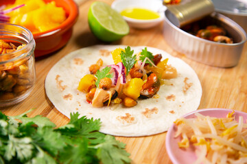 Mexican fusion taco with 
pickled mussels, red onion, mango, koriander and 
mayonnaise.