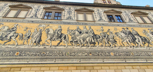 Obraz premium The Fürstenzug or Procession of Princes in Dresden, Germany, is a large mural of a mounted procession of the rulers of Saxony.