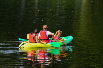 Famille en canoë sur la Dordogne