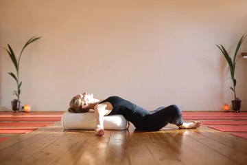 Abwaschbare Fototapete Yogaschule Frau, die während der Quarantäne zu Hause Yoga praktiziert