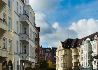 Stadtlandschaft mit Mehrfamilienhäusern und Immobilien aus dem Jugendstil und der Gründerzeit in Kiel, Schleswig-Holstein