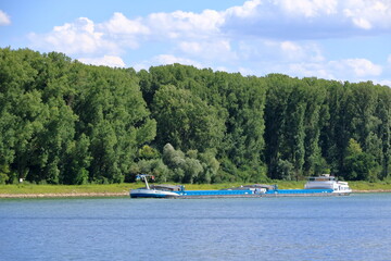Obraz premium Inland shipping transport on the rhine river near germersheim