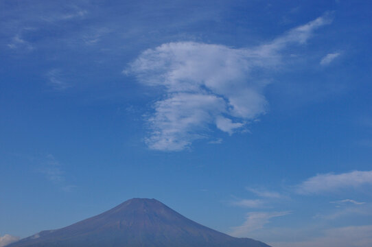 富士山と白い雲