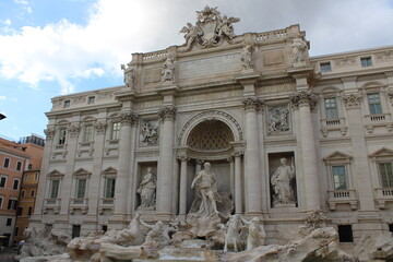 Fototapeta premium famous landmark trevi fountain in rome city center italy