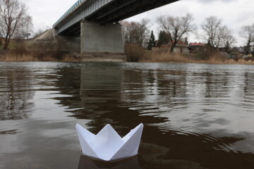 papierowa łódka © Jakub