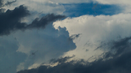 Naklejka na ściany i meble Vue sur des cumulonimbus pendant une dégradation orageuse. Les contrastes sont saisissants