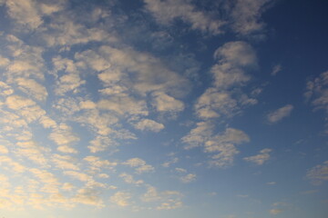 朝方の、赤みがかった空と雲