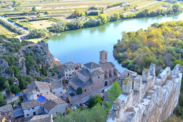Obraz premium River Ebro as it passes through Miravet, Tarragona