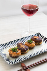 ワインのおつまみ：椎茸の肉詰め
