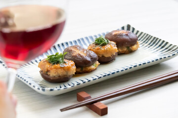 ワインのおつまみ：椎茸の肉詰め