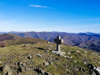 Fototapeta na wymiar Croix au sommet des Pyrénées, en Navarre, au Pays Basque espagnol 