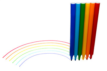 Pennarelli che disegnano un arcobaleno su un foglio bianco.