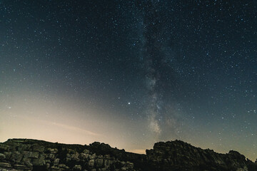 Paisaje nocurno via lactea estrellas y constelaciones en el parque natural el torcal de antequera malaga sur de españa