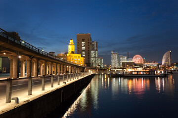 山下臨港線プロムナードとみなとみらいの夜景（横浜市中区）