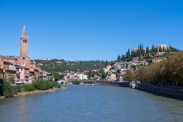 Obraz premium View of the Adige River with the Anastasia Basilica in the background in Verona, Italy