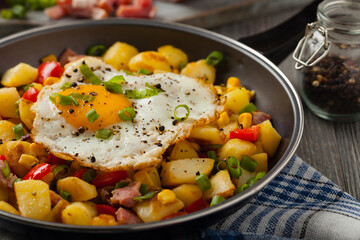 Traditional American hash with fried eggs. Front view. - obrazy, fototapety, plakaty