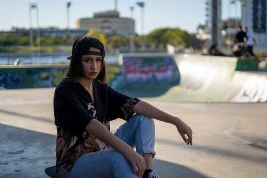 Mujer joven adolescente con skate monopatín en skatepark haciendo fotos selfies