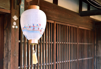 古い町並みと提灯