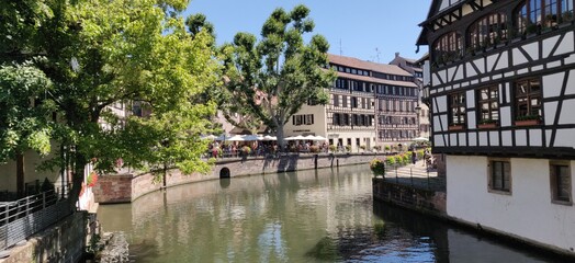 Fototapeta na wymiar Magnifique ville de Strasbourg, capitale Européenne dans l'Est de la France dans la région Grand-Est.